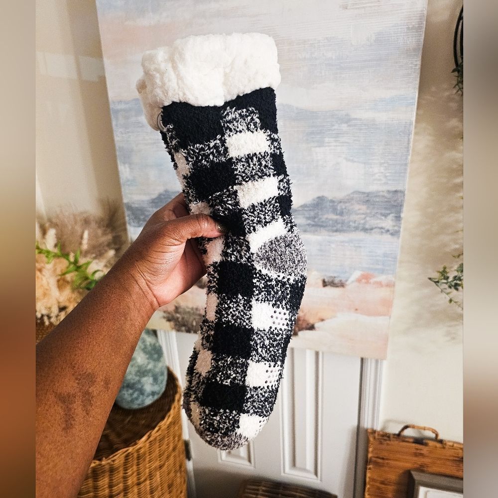 New Cuddl Duds Sherpa Lined Plaid Non-Slip Lounge Socks.